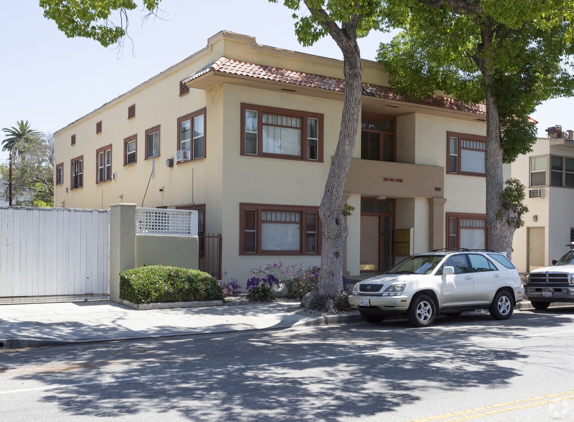 Primary Photo - 909 W 30th St