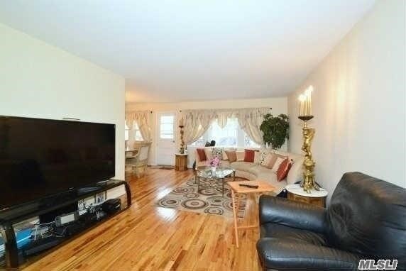 Foto del edificio - 221-09-221-59 59th Ave