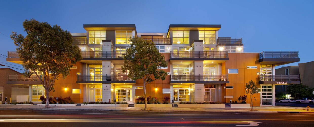 Paisaje nocturno encantador: Vista exterior de los apartamentos Bixby - Bixby