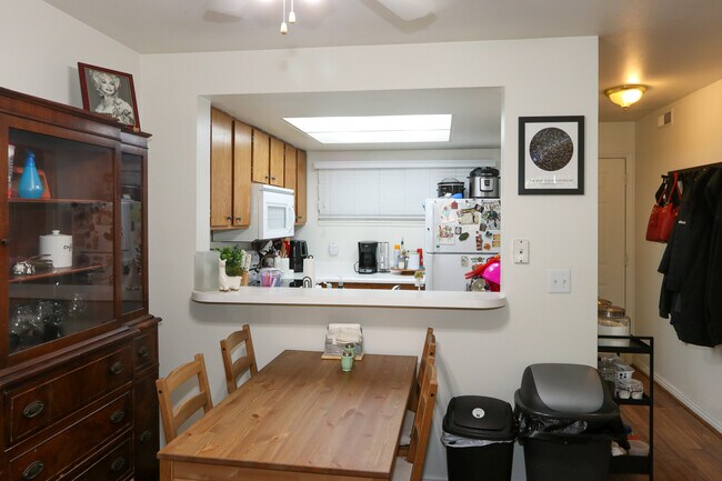 Building Photo - 953 E Springcrest Ct