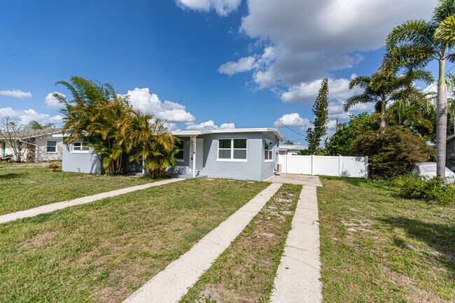Foto del edificio - 3208 Pinetree St