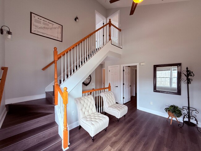 Building Photo - 3 Bedroom, 2 Bath End Unit Townhouse