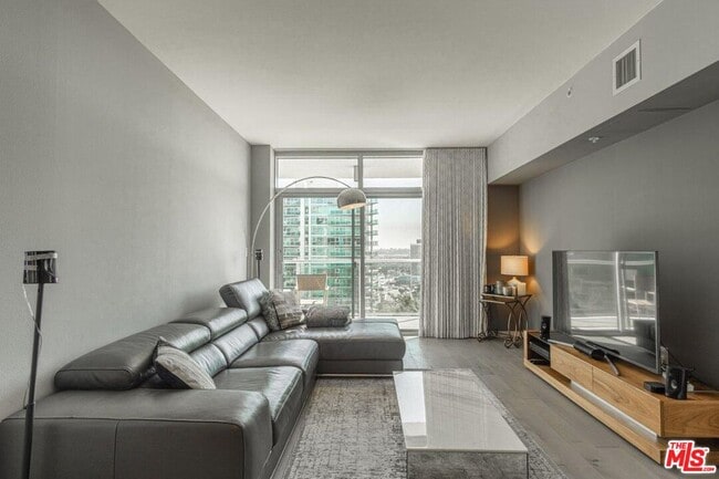Building Photo - 13700 Marina Pointe Dr