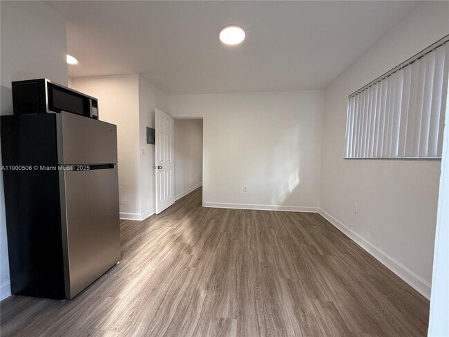 Building Photo - 1120 NW 32nd Ct