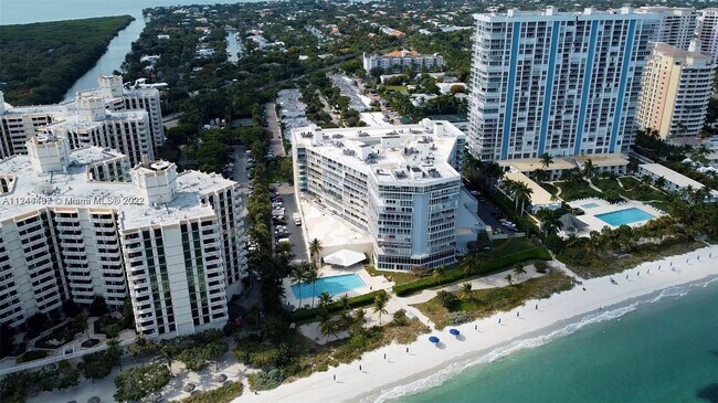 Foto del edificio - 600 Grapetree Dr