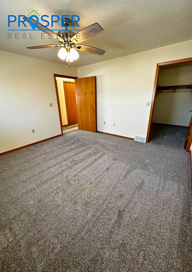 Building Photo - 856 Kari Dr