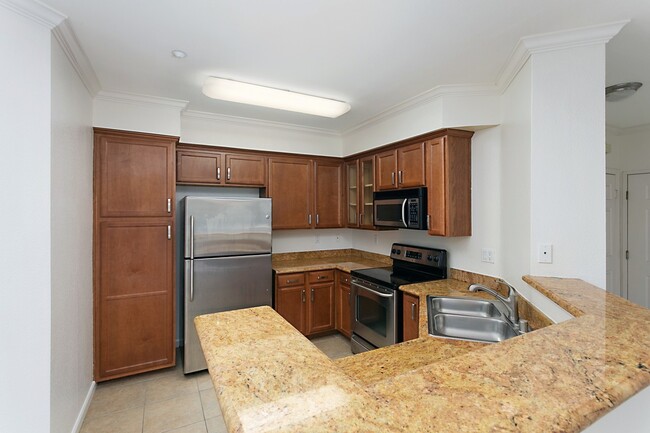 Building Photo - *** LIGHT & BRIGHT UPGRADED ONE BEDROOM, W...