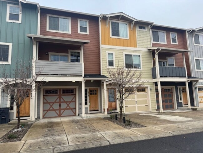 Building Photo - **SPECIAL** FIRST MONTH FREE W/ ONE YEAR LEASE/ 3 LEVEL CONDO W/ UPGRADES, GARAGE/ FENCED YARD