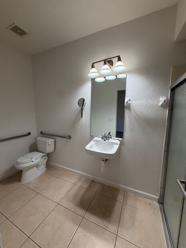 Foto del edificio - Three-story townhome for rent