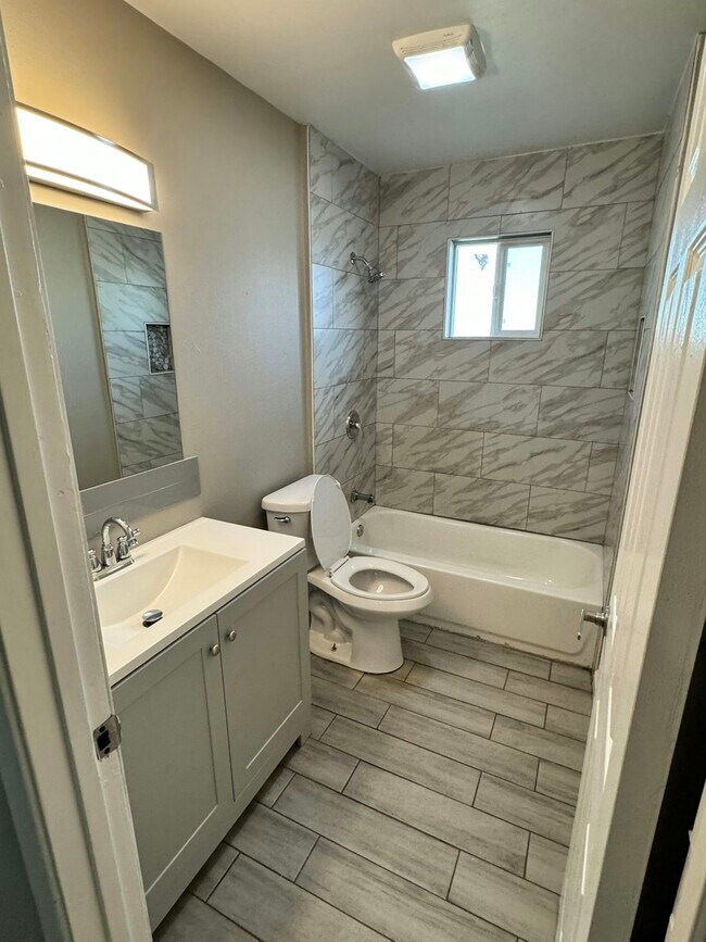 Building Photo - 1013 E Commonwealth Pl