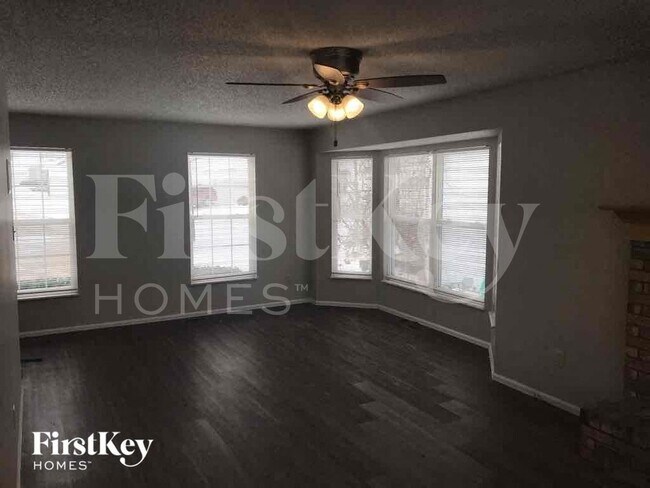 Foto del edificio - 4801 Greenburg Dr