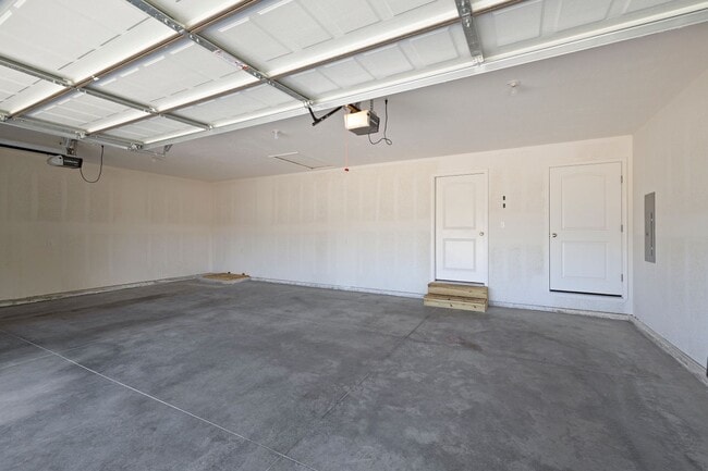 Building Photo - 4 Bedroom Home with 3 car garage for rent!