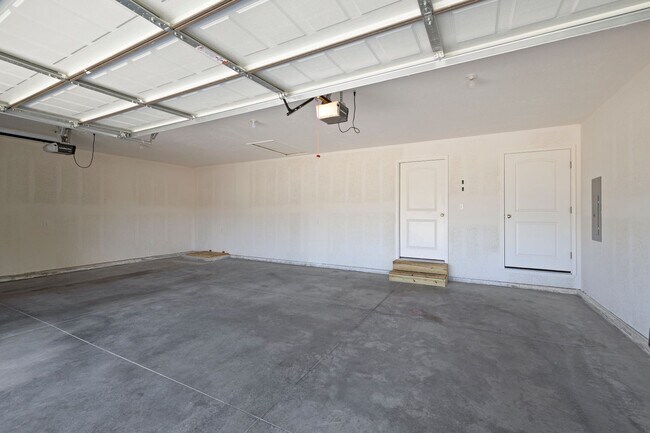 Foto del edificio - 4 Bedroom Home with 3 car garage for rent!