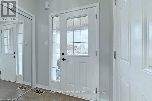 Building Photo - 1005 Farmstead Dr