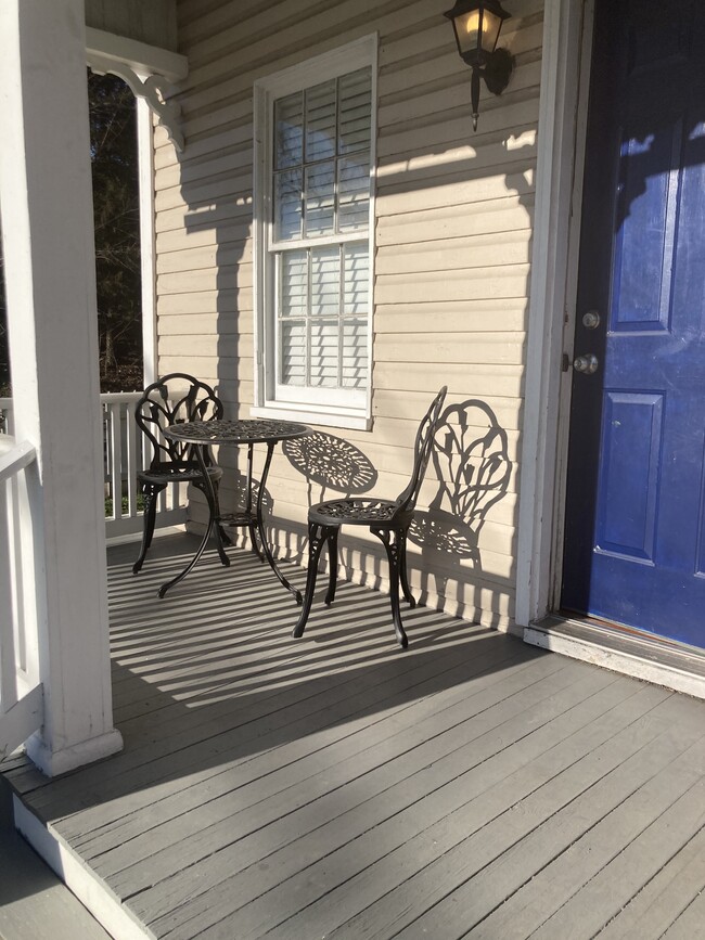 Front Porch - 252 Loudoun St SW