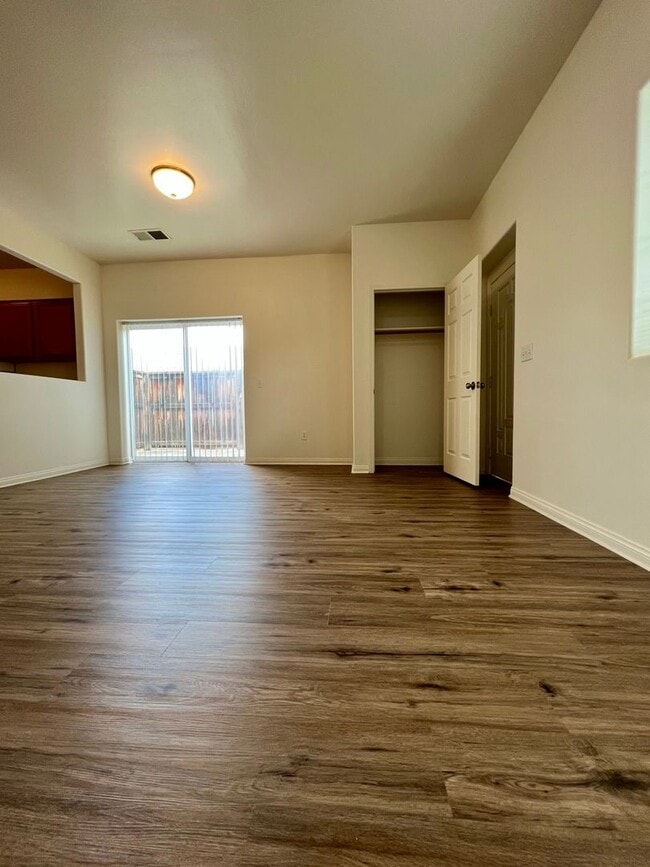 Foto del edificio - 708 Meadow Grove Ct