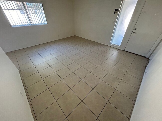 Building Photo - ***AMAZING SPECIAL!!  $650.00 *OFF FIRST MONTHS RENT IF MOVED IN WITHIN 2 WEEKS!!*** SPACIOUS 4-B...