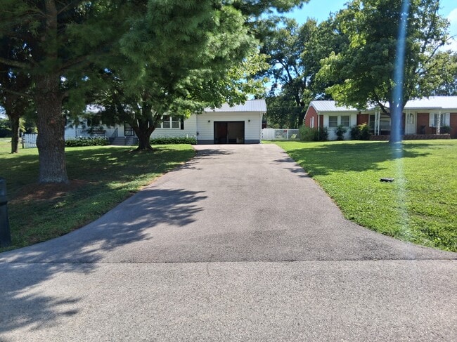 Building Photo - 1424 Hawkins Dr