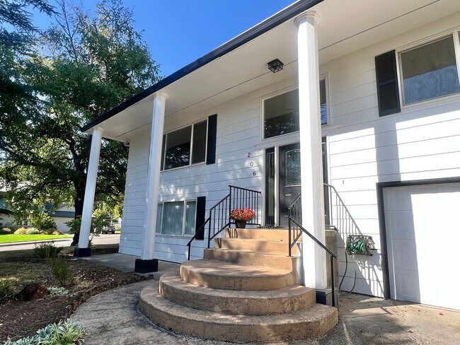 Foto del edificio - 2 WEEKS FREE RENT! Mini Mansion in Salmon ...