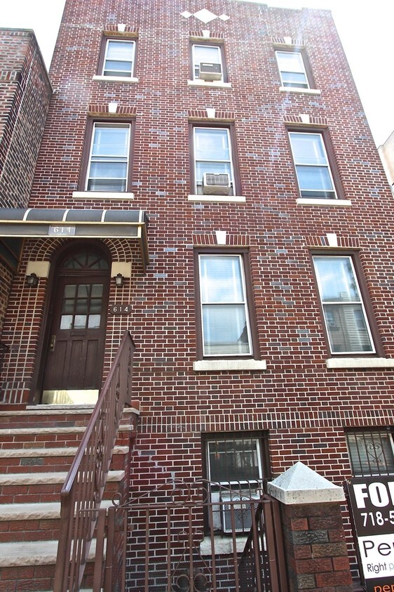 Primary Photo - 614 Lorimer St