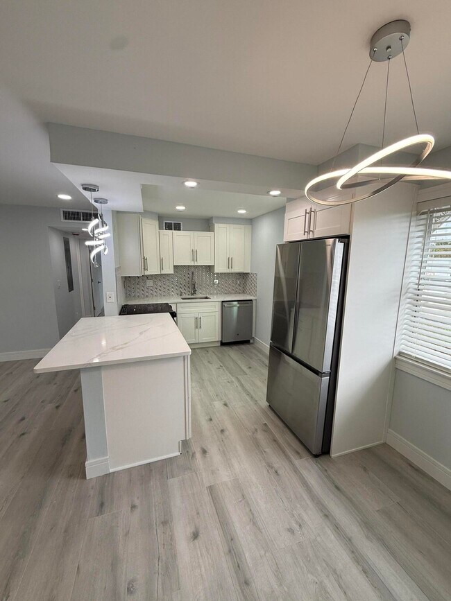 Building Photo - 216 Normandy Ln