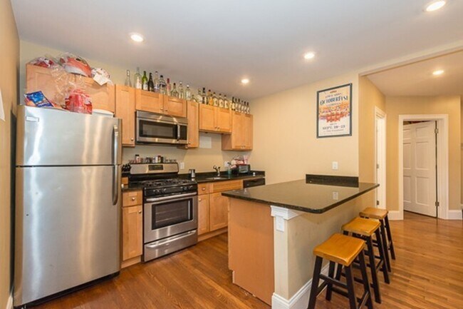 Building Photo - Nicely renovated and well-maintained 6-bed and 3-bath two-level gem in Mission Hill with laundry ...