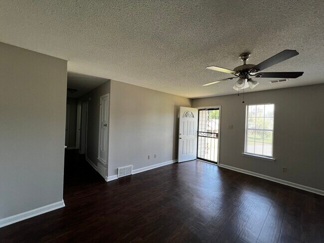 Building Photo - 4301 Brickwood Ln - Available Now!