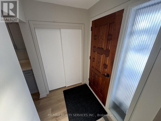 Building Photo - 44 Carlyle Crescent