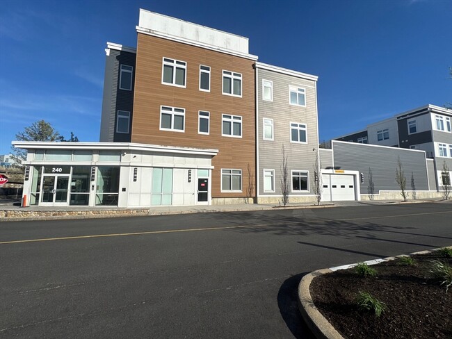 Building Photo - 60 Cross St E