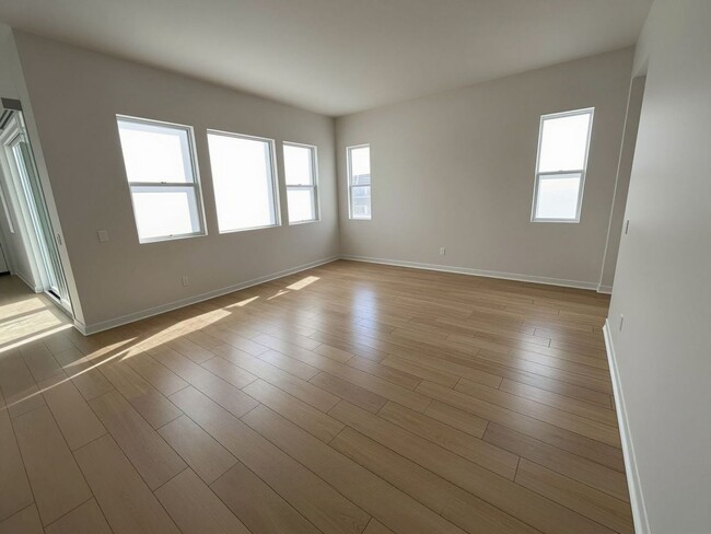 Building Photo - Beautiful 3-Bedroom Home with Solar Panels in Valencia!