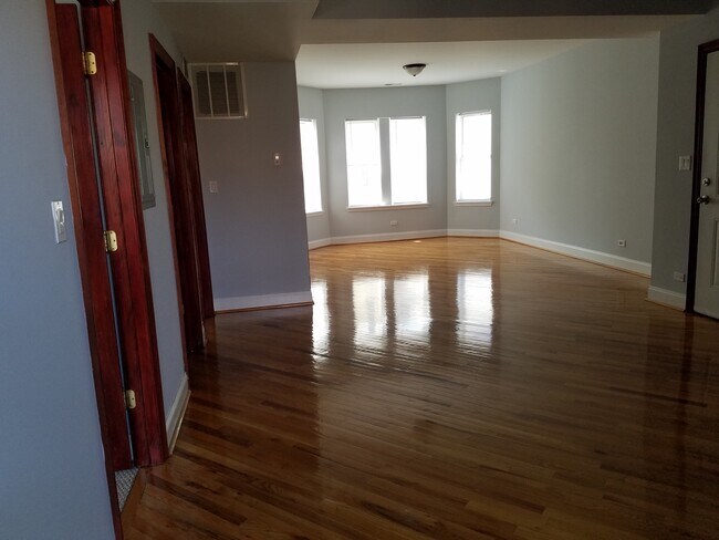 Building Photo - 5741 N Kimball Ave