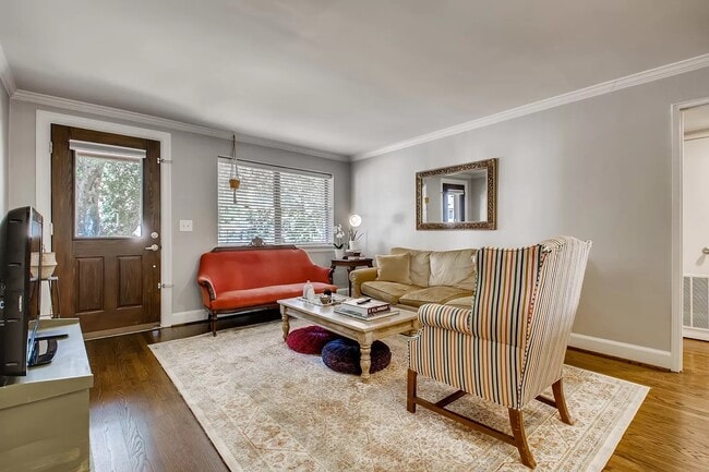 Living Area - 512 Chesterfield Ave