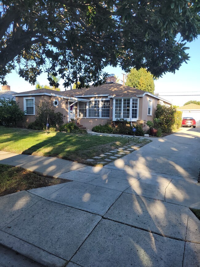 Entrada delantera y larga extra ancha - 4734 Allott Ave