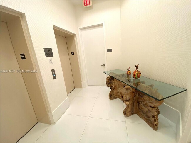 Foto del edificio - 15811 Collins Ave