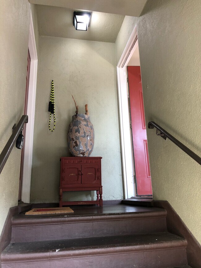 Building Photo - 1246 Tamarind Ave
