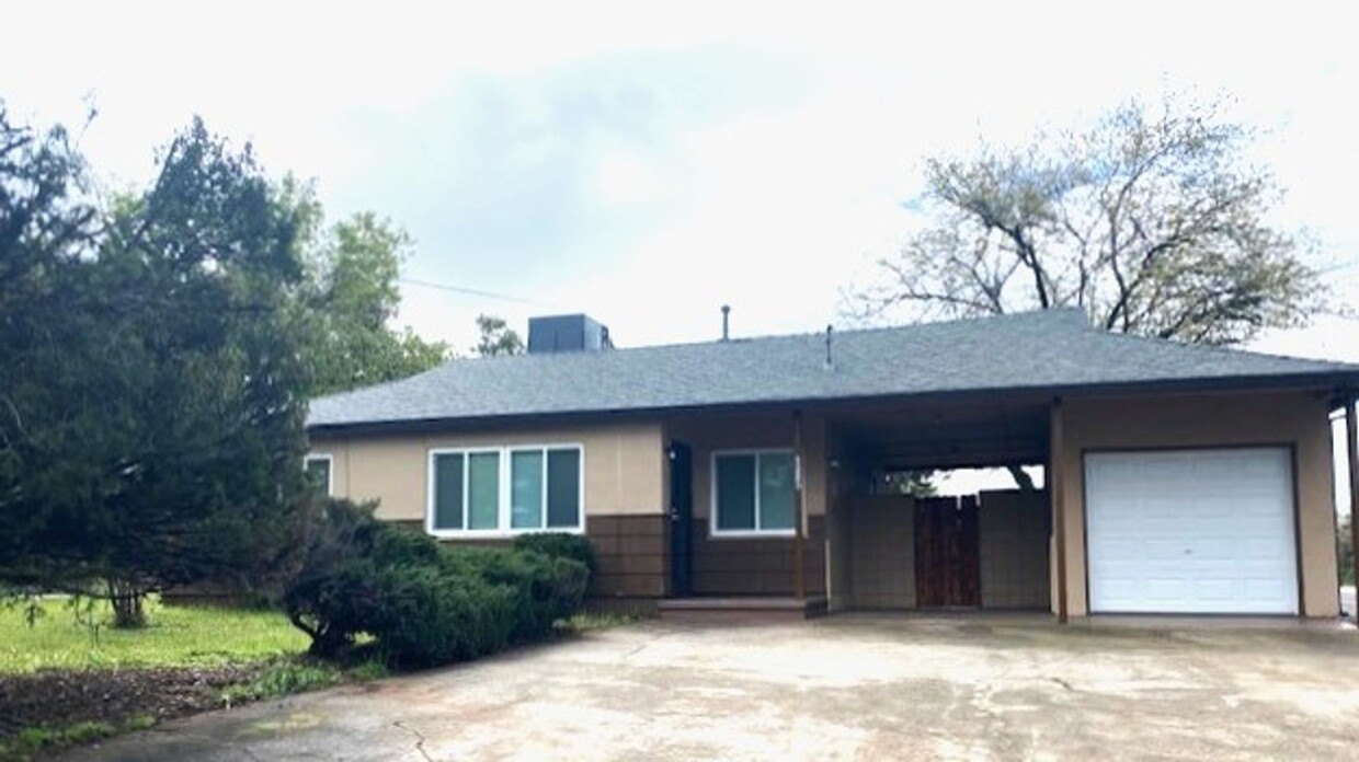 Primary Photo - Nice House in E. Redding & close to shoppi...