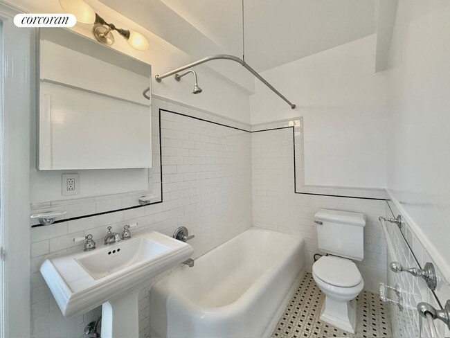 Building Photo - 210 E 68th St