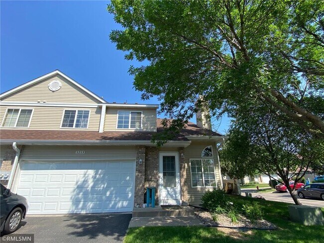Building Photo - 1213 Pecks Woods Dr