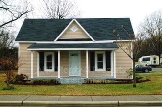 Building Photo - 401 Poplar St