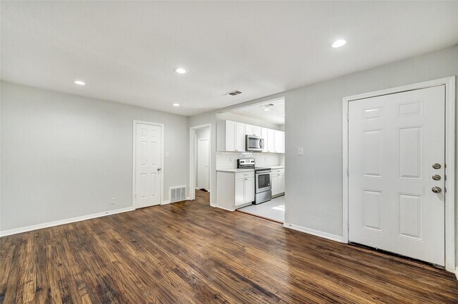 Building Photo - 1131 S Davis Dr