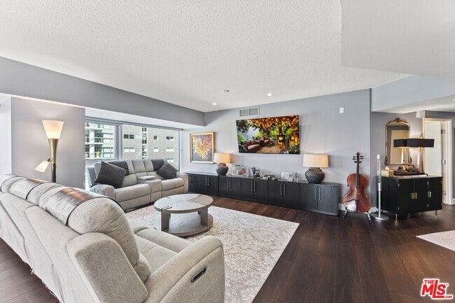 Building Photo - 13600 Marina Pointe Dr