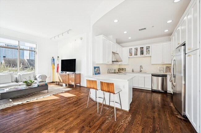 Foto del edificio - 2211 Briarglen Dr