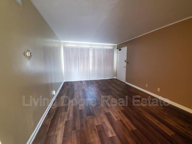Building Photo - 305 S 47th St