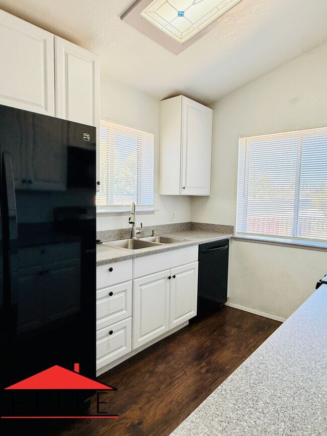 Building Photo - AVAILABLE NOW!!