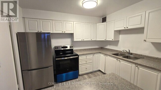 Building Photo - 2 Grove St E