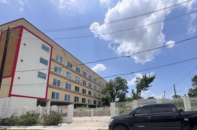 Building Photo - 3477 Reeves St
