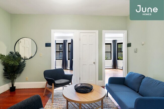 Building Photo - ROOM ONLY in 4-bed/2.0-bath Home