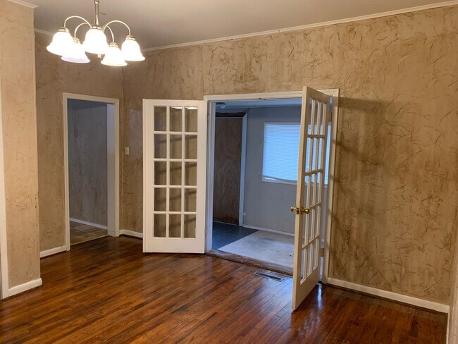 Foto del edificio - 3 bedroom, one bathroom home located in Jo...