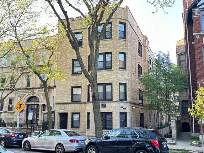 Building Photo - 648.5 W Roscoe