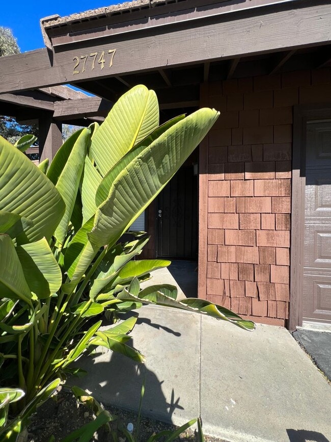 Foto del edificio - AVAILABLE NOW Highly desired Villa Hermosa...